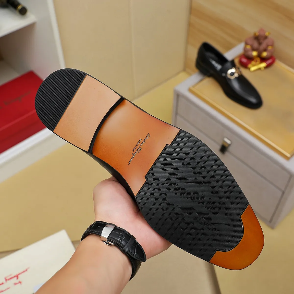 Men's shoes💰420🔥Ferragamo new men's formal shoes🇨🇳Official website original 1:1 mold opening, original quality💯Fine workmanship, high-end luxury shoes☘ The surface is made of imported Italian first-layer cowhide🌴🐑Leather lining🍓Rubber wear-resistant and non-slip outsole, breathable and comfortable to wear🍍The first choice for high-grade men, size 39-45 (38.46. Can be customized)